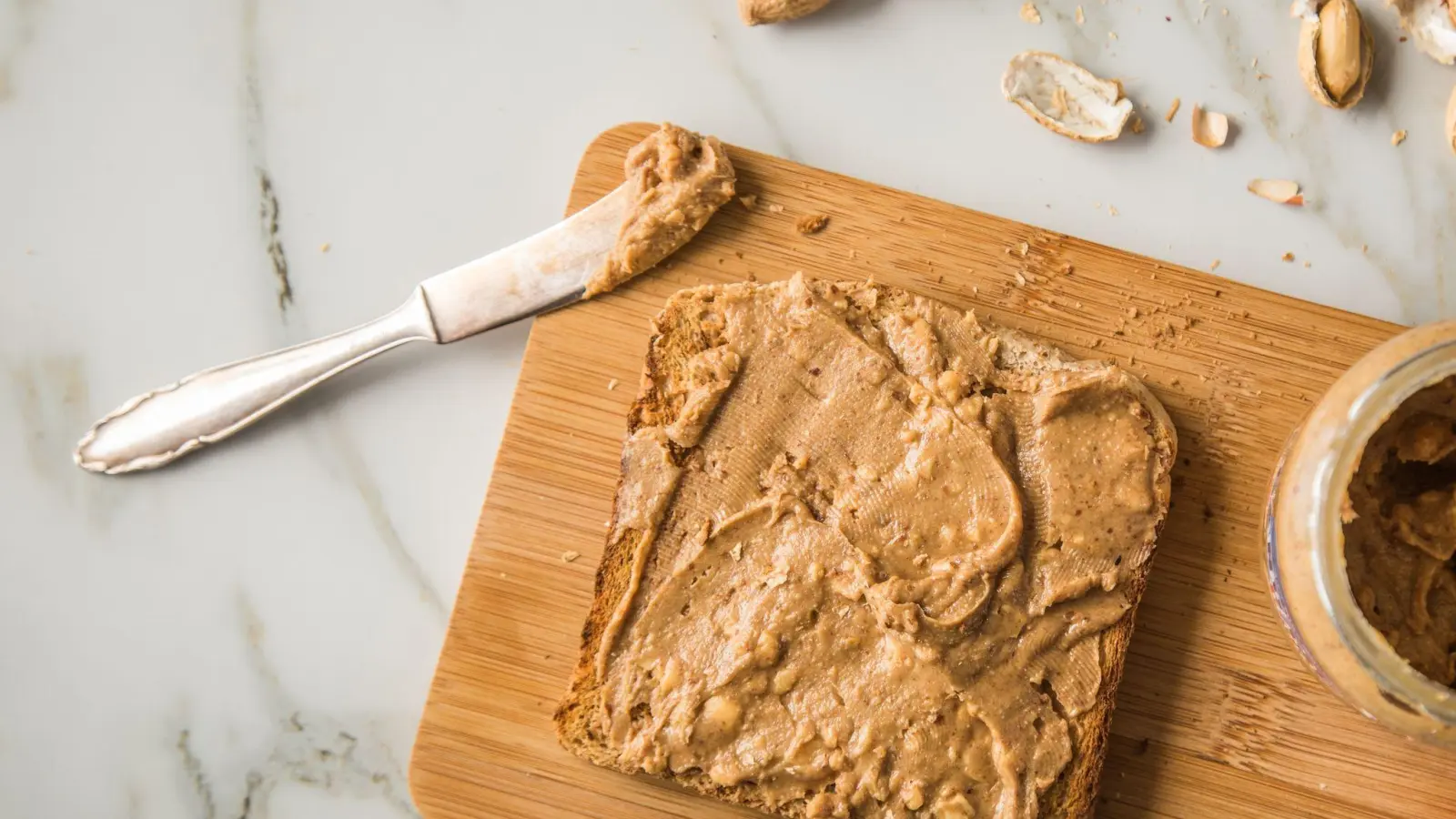 Erdnussbutter ist ein beliebter Brotaufstrich. Stiftung Warentest hat  verschiedene Erdnuss-Cremes untersucht. (Foto: Christin Klose/dpa-tmn)