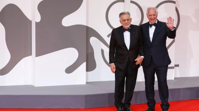 Francis Ford Coppola (l) und Werner Herzog auf dem roten Teppich. (Foto: Mickael Chavet/ZUMA Press Wire/dpa)
