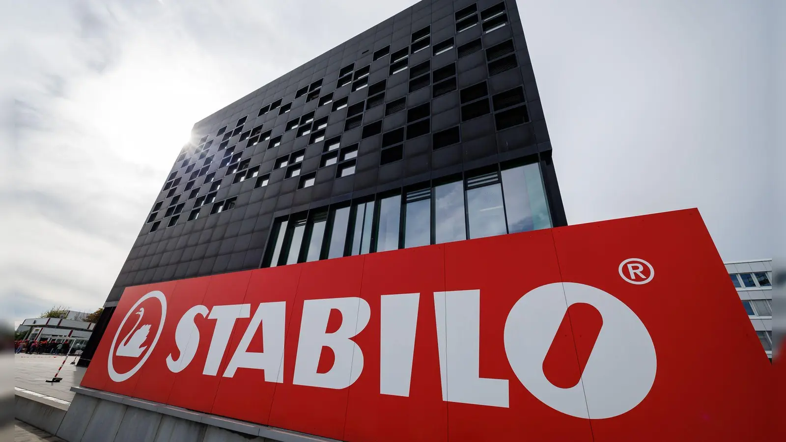 Die Schreibwarenmarke ist vor allem für seine Textmarker und Fineliner bekannt. (Archivbild) (Foto: Daniel Karmann/dpa)