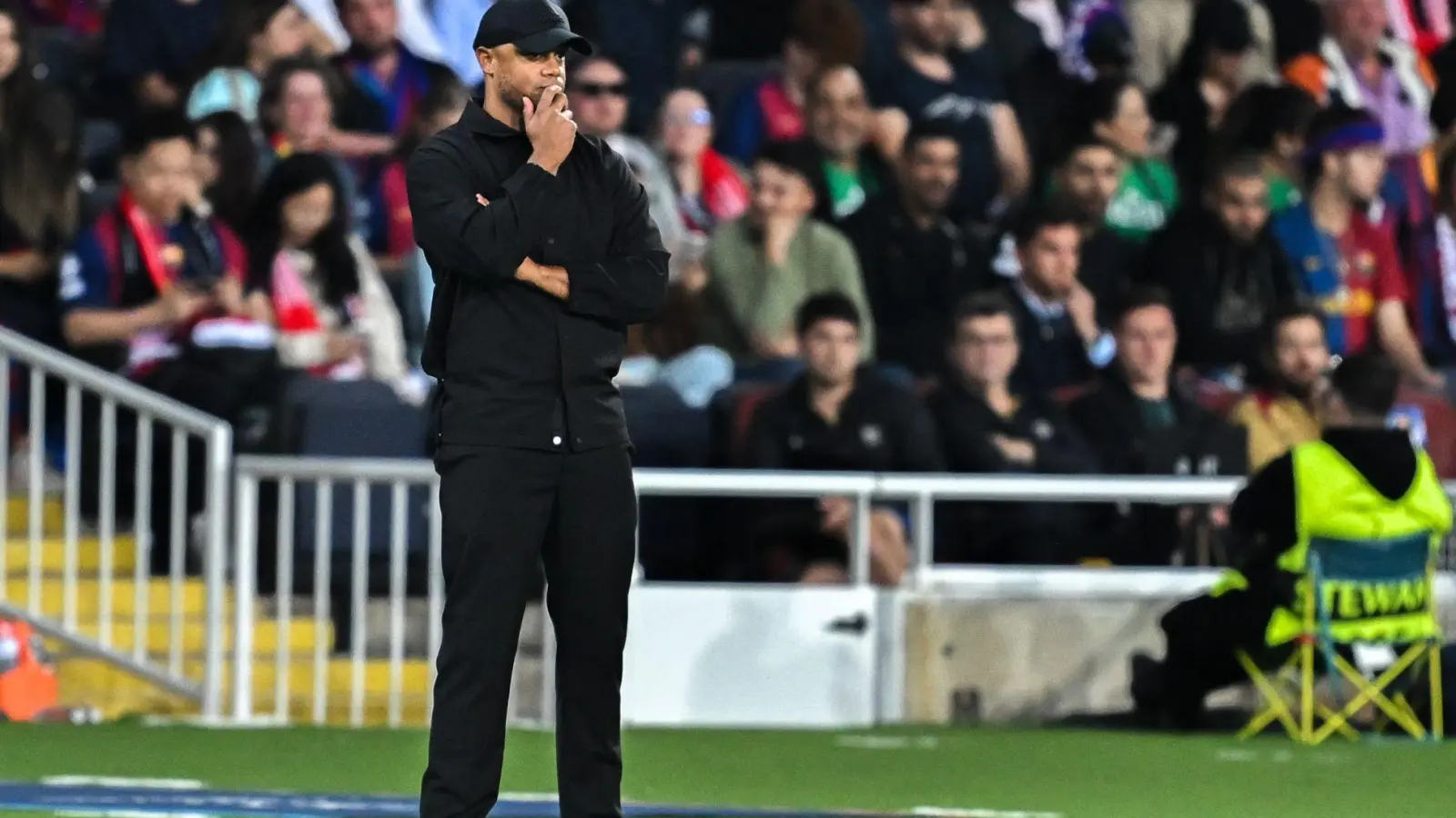 Nachdenklich am Spielfeldrand bei seiner ersten ganz großen Niederlage als Bayern-Trainer: Vincent Kompany. (Foto: Sven Hoppe/dpa)