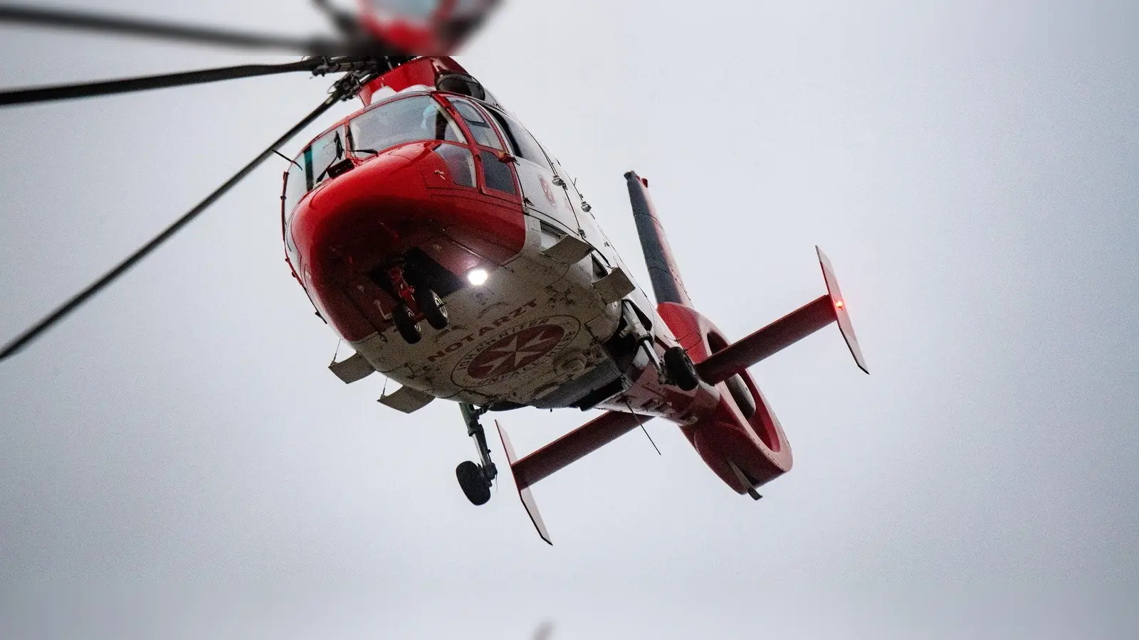 Ein Rettungshubschrauber setzt zur Landung auf dem Flugplatz einer Klinik an. (Foto: Stefan Sauer/dpa/Symbolbild)