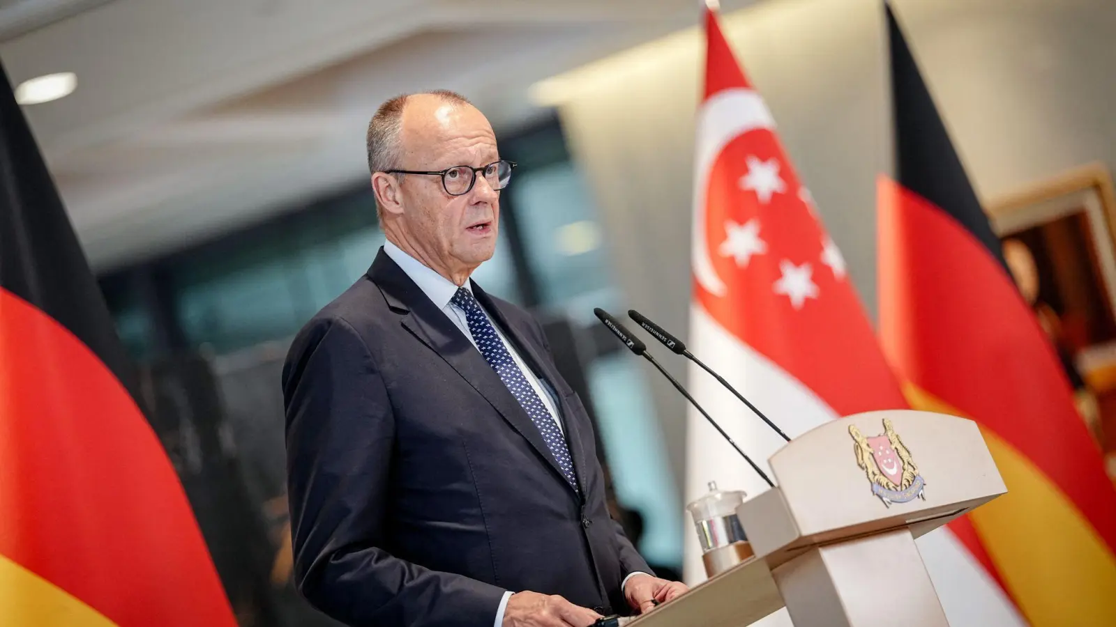 Bundeskanzler Friedrich Merz (CDU) wirbt bei einem Besuch in Singapur für einen Ausbau der Handelsbeziehungen.  (Foto: Kay Nietfeld/dpa)