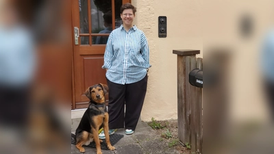 Rebecca Schüler vor der Tür des Pfarrhauses in Linden, in das sie gerade eingezogen ist. (Foto: Ulli Ganter)