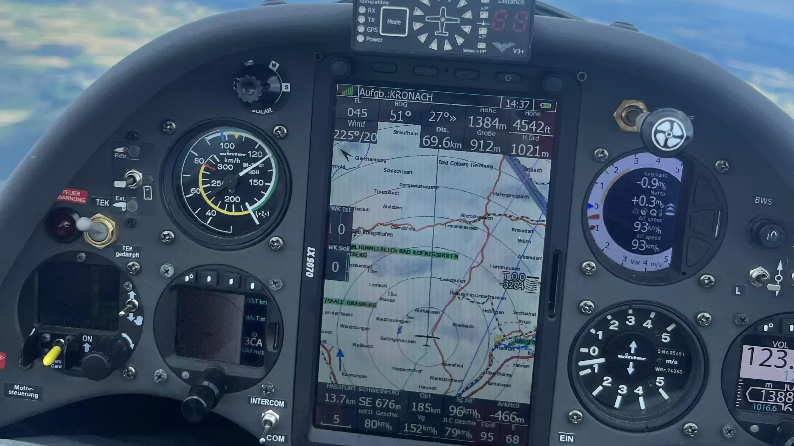 Instrumente im Cockpit: Drei Runden stehen noch aus.  (Foto: Thomas Schwanitz)