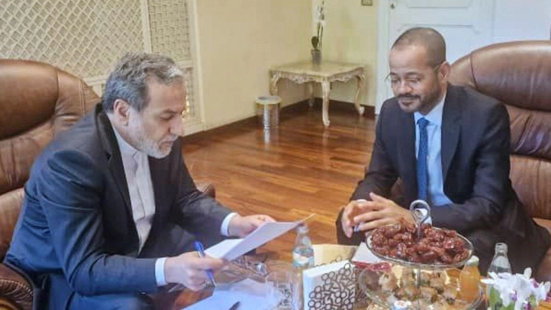 Wollten sich ursprünglich im Oman treffen: Irans Außenminister Abbas Araghtschi (l) und sein omanischer Amtskollege Badr al-Busaidi. (Archivbild) (Foto: Uncredited/Iranian Foreign Ministry/AP/dpa)