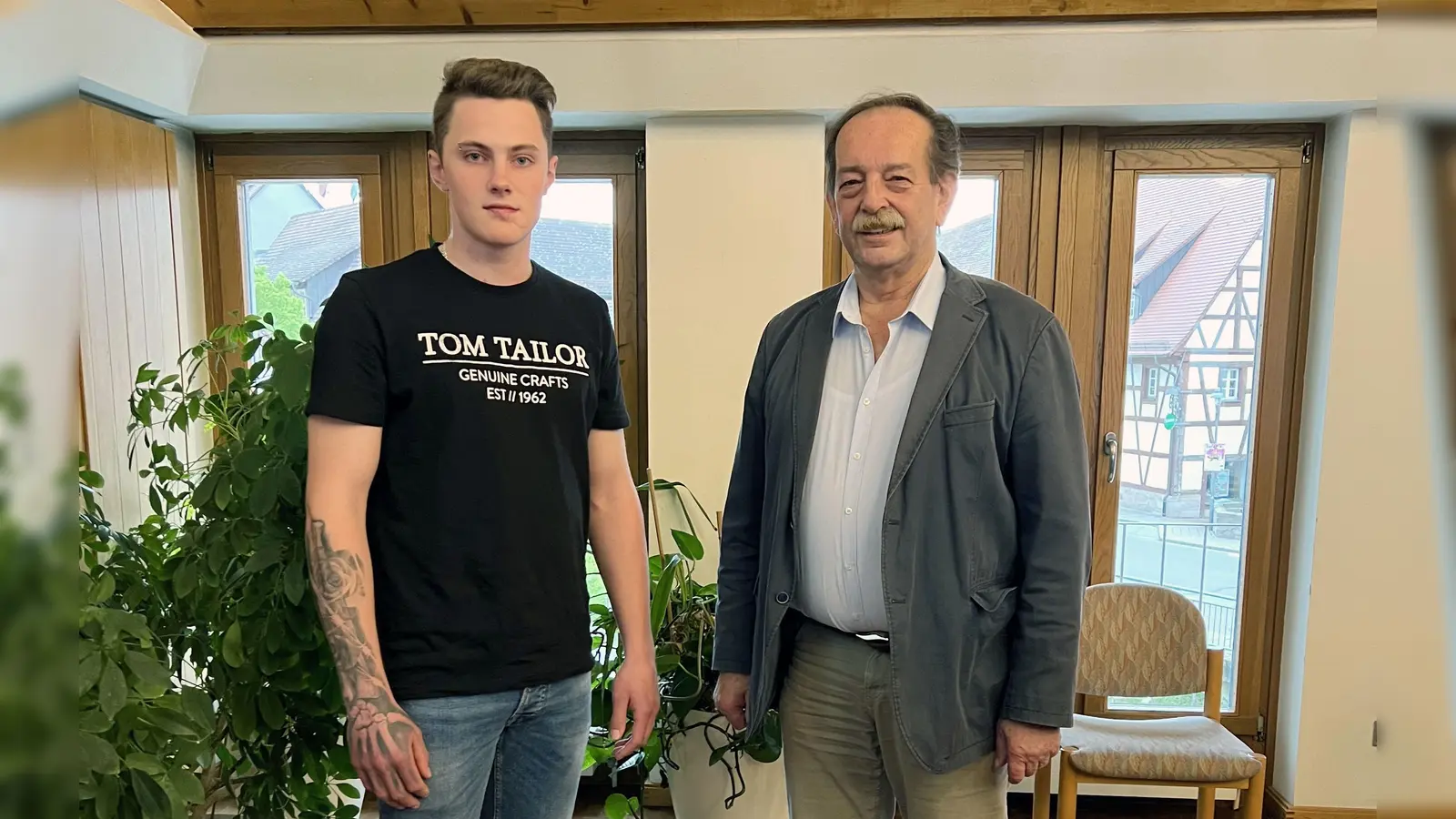 Niklas Pfeiffer (20) hat seine Ausbildung zum Fleischer als Kammersieger auf Landes- und Bundesebene abgeschlossen. Bürgermeister Rainer Erdel gratulierte ihm. (Foto: Yvonne Neckermann)