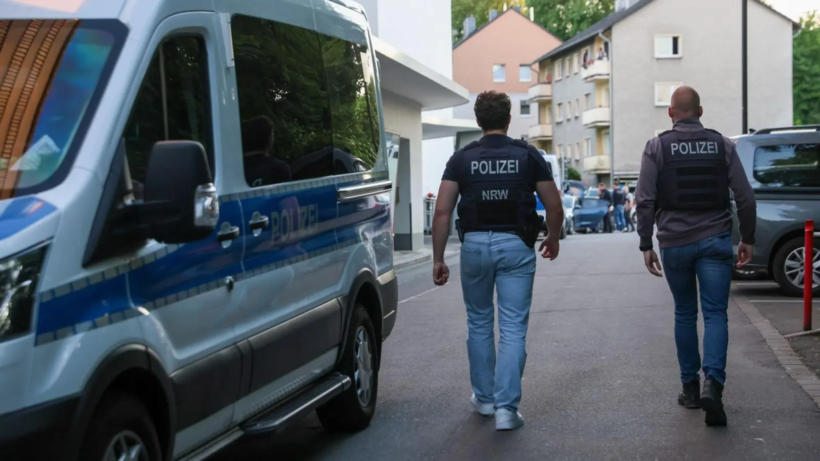Nach dem Angriff eines Mannes auf mindestens fünf Menschen in Bielefeld gibt es einen SEK-Einsatz im Zusammenhang mit der Tat (Foto: Tim Oelbermann/dpa)