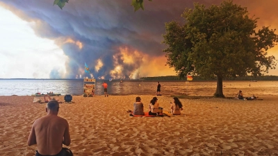 Noch ist der beliebte Urlaubsort Lacanau nicht direkt von dem Waldbrand bedroht. (Foto: Maximilien Lamy/AFP/dpa)