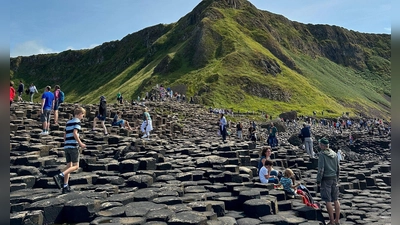 Naturattraktion in Nordirland: Die Steinformation Giant&#39;s Causeway lockt Touristen aus aller Welt an. (Foto: Benedikt von Imhoff/dpa/dpa-tmn)