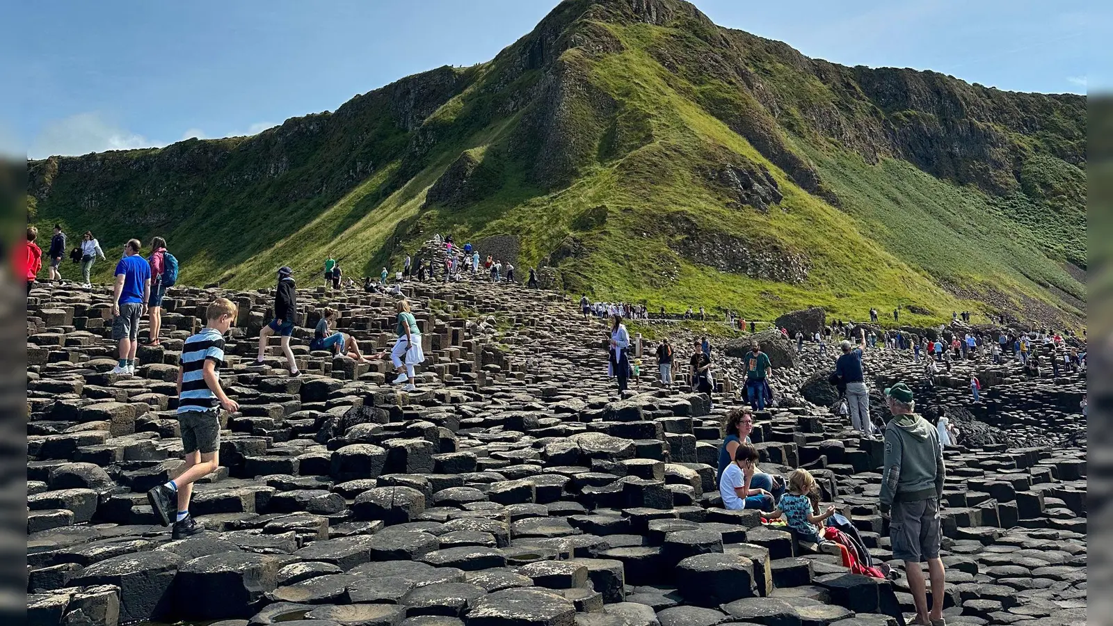 Naturattraktion in Nordirland: Die Steinformation Giant&#39;s Causeway lockt Touristen aus aller Welt an. (Foto: Benedikt von Imhoff/dpa/dpa-tmn)