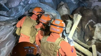 Rettungskräfte in der Gemeinde Yamansu im Einsatz. (Foto: Wang Xudong/XinHua/dpa)