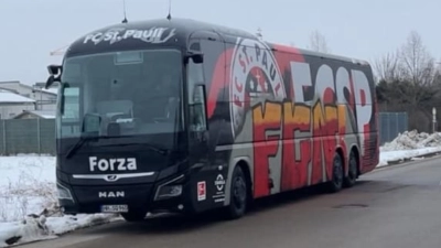 Das Kürzel des 1. FC Nürnberg prangerte nach einem Aufenthalt in Bad Windsheim auf dem Mannschaftsbus des FC St. Pauli. (Symbolbild: Matthias Flory)