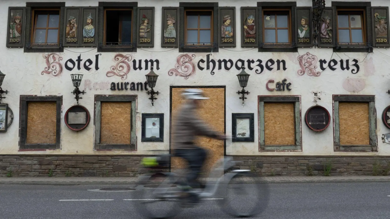 Nach der verheerenden Flutkatastrophe im Ahrtal im Juli 2021 sind in vielen Ortschaften noch immer Wiederaufbauarbeiten im Gange. (Archivbild) (Foto: Boris Roessler/dpa)
