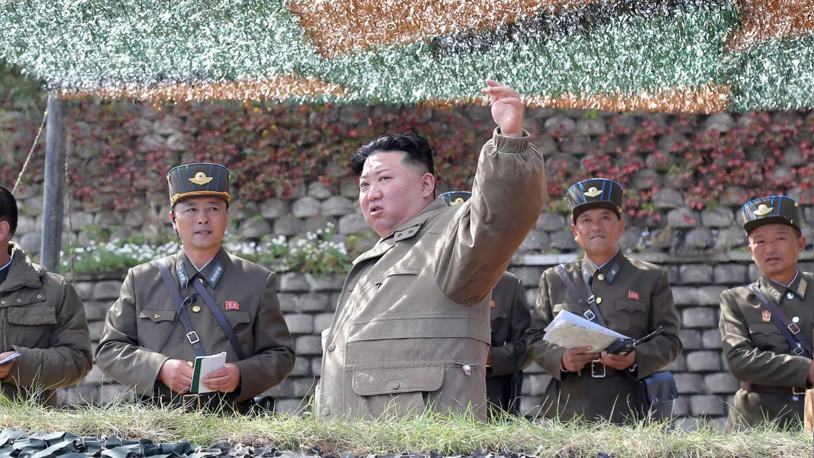 Kim Jong Un bei einer Militärübung für Luftangriffe der koreanischen Volksarmee. (Foto: kcna/kns/dpa)