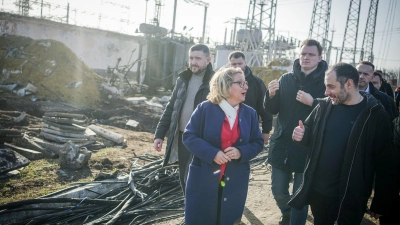 Svenja Schulze (M, SPD), Bundesministerin für wirtschaftliche Zusammenarbeit und Entwicklung, steht in der Nähe von Odessa neben Oleksandr Kubrakov (r), Vize-Premierminister der Ukraine und Wiederaufbauminister. (Foto: Kay Nietfeld/dpa)