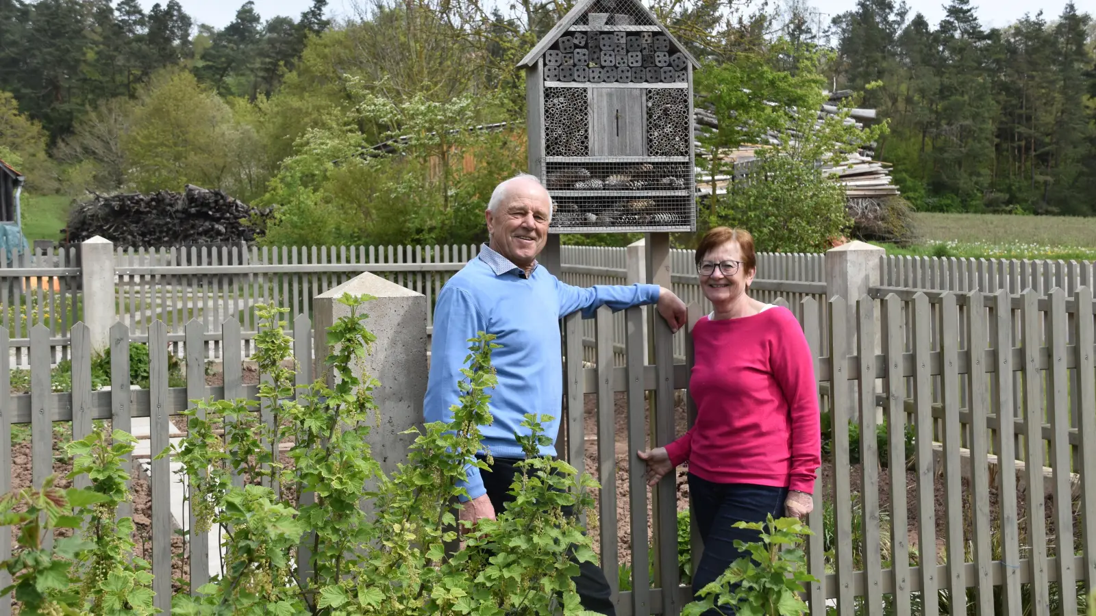 Mit der Gartenarbeit ist es nie wirklich vorbei: Das ist für Hans und Rosalinde Rummel gerade das Schöne daran. Das Säen und Graben, das Haken und Ernten sind anstrengend. Aber die Mühe zahlt sich aus. (Foto: Silvia Schäfer)