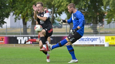 Hier kann Schopflochs Torhüter Dominik Ganzer (rechts) noch vor Nico Garden vom TV Leutershausen klären, die Partie gegen den Aufsteiger verlor der TSV aber 1:2. Nach zwei Spieltagen steht Schopfloch damit schon unter Druck, auf den Tabellenletzten wartet nun der nächste Aufsteiger: Losaurach. (Foto: Martin Rügner)