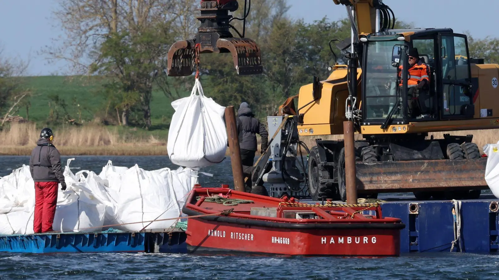 Eine Barriere aus großen Sandsäcken soll das Walverhalten beeinflussen. (Foto: Bernd Wüstneck/dpa)