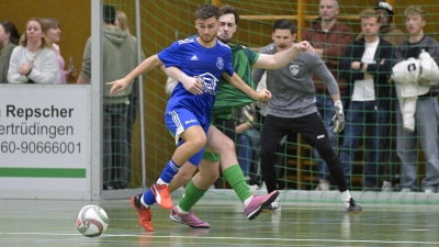 Ansbacher, wohin das Auge reicht: Im Spiel um Platz 3 hatte es Niklas Reutelhuber (in Blau) vom SV Alesheim mit der Mitternachtsturnier-Auswahl zu tun, in diesem Fall mit Florian Seefried. Reutelhuber trainiert zudem die Regionalliga-Truppe der SpVgg Ansbach, Seefried spielte einst für sie. Das gilt auch für den Mann im Hintergrund, Auswahl-Torhüter Sebastian Heid. (Foto: Martin Rügner)