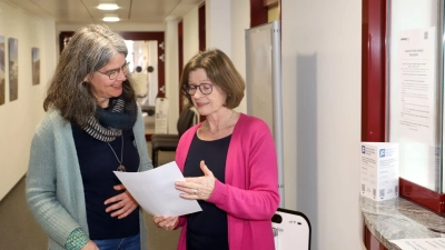 Über die wissenschaftliche Resonanz auf ihre Arbeit tauschen sich Gabriele Lender-Mieke als Geschäftsführerin (rechts) und Juliane Schwab vom Jobcenter Stadt Ansbach aus. (Foto: Oliver Herbst)