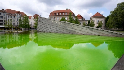 Auch der Mauerbrunnen vor dem Wirtschaftsministerium in Berlin leuchtete am Morgen grün. (Foto: Christophe Gateau/dpa)