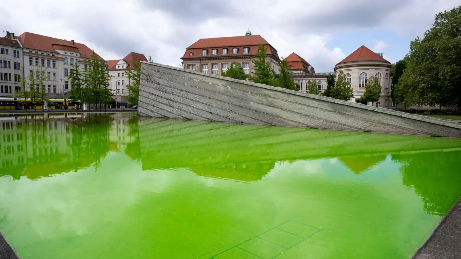 Auch der Mauerbrunnen vor dem Wirtschaftsministerium in Berlin leuchtete am Morgen grün. (Foto: Christophe Gateau/dpa)