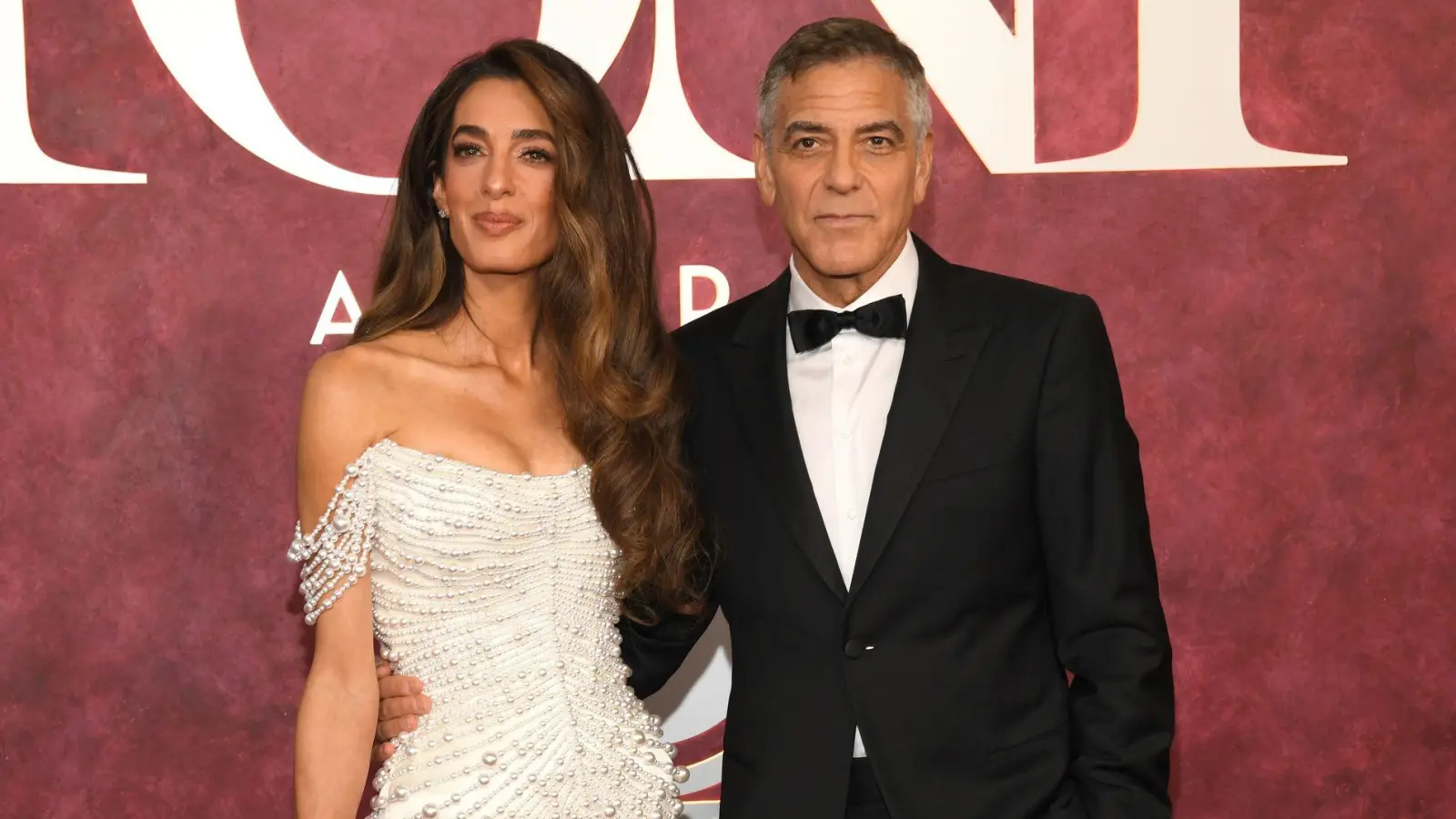 Amal und George Clooney öffnen ihre Luxusvilla am Comer See für einige Großspender. (Archivbild) (Foto: Evan Agostini/Invision/dpa)