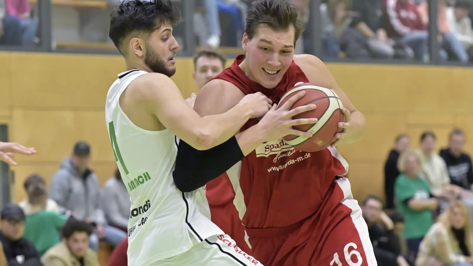 Der Ansbacher Stevan Veljkovic (links, hier gegen den Treuchtlinger Jonathan Schwarz) hat sich den Ellbogen gebrochen. (Foto: Martin Rügner)