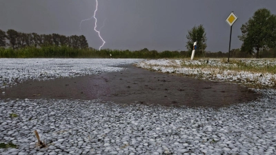 Hagel und starker Regen sind auch weiter möglich, erklärt der Deutsche Wetterdienst.  (Foto: Thomas Lindemann/Nord-West-Media TV /dpa)