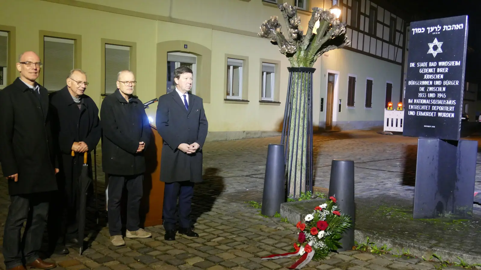 Ulrich Herz, Sprecher der Initiative 9. November, Pfarrer i. R. Alfred Maurer, der ehemalige Bundestagsabgeordnete Uwe Kekeritz und Bad Windsheims Bürgermeister Jürgen Heckel (von links) legten in Gedenken an die ermordeten Jüdinnen und Juden einen Krank am Hafenmarkt nieder.  (Foto: Helmut Meixner)