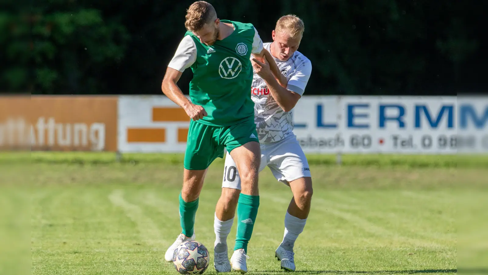 Der Uffenheimer Jörg Bößendörfer (links) und Lukas Wellhöfer von der SG TSV/DJK Herrieden im Zweikampf. (Foto: Markus Zahn)