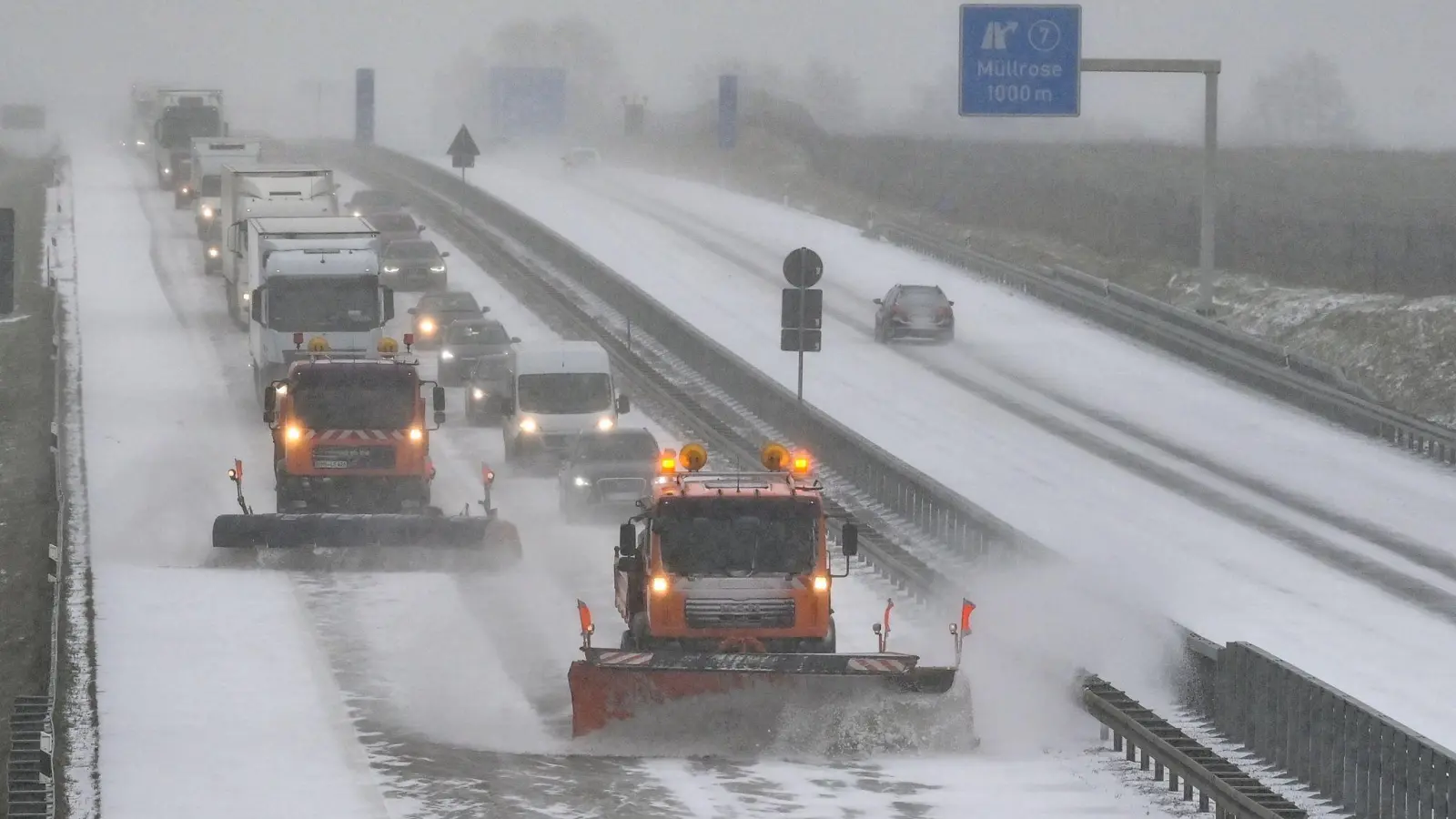 Auf der A9 Richtung München rutscht ein Lkw von der Fahrbahn und landet im Graben. (Symbolbild) (Foto: Patrick Pleul/dpa-Zentralbild/dpa)