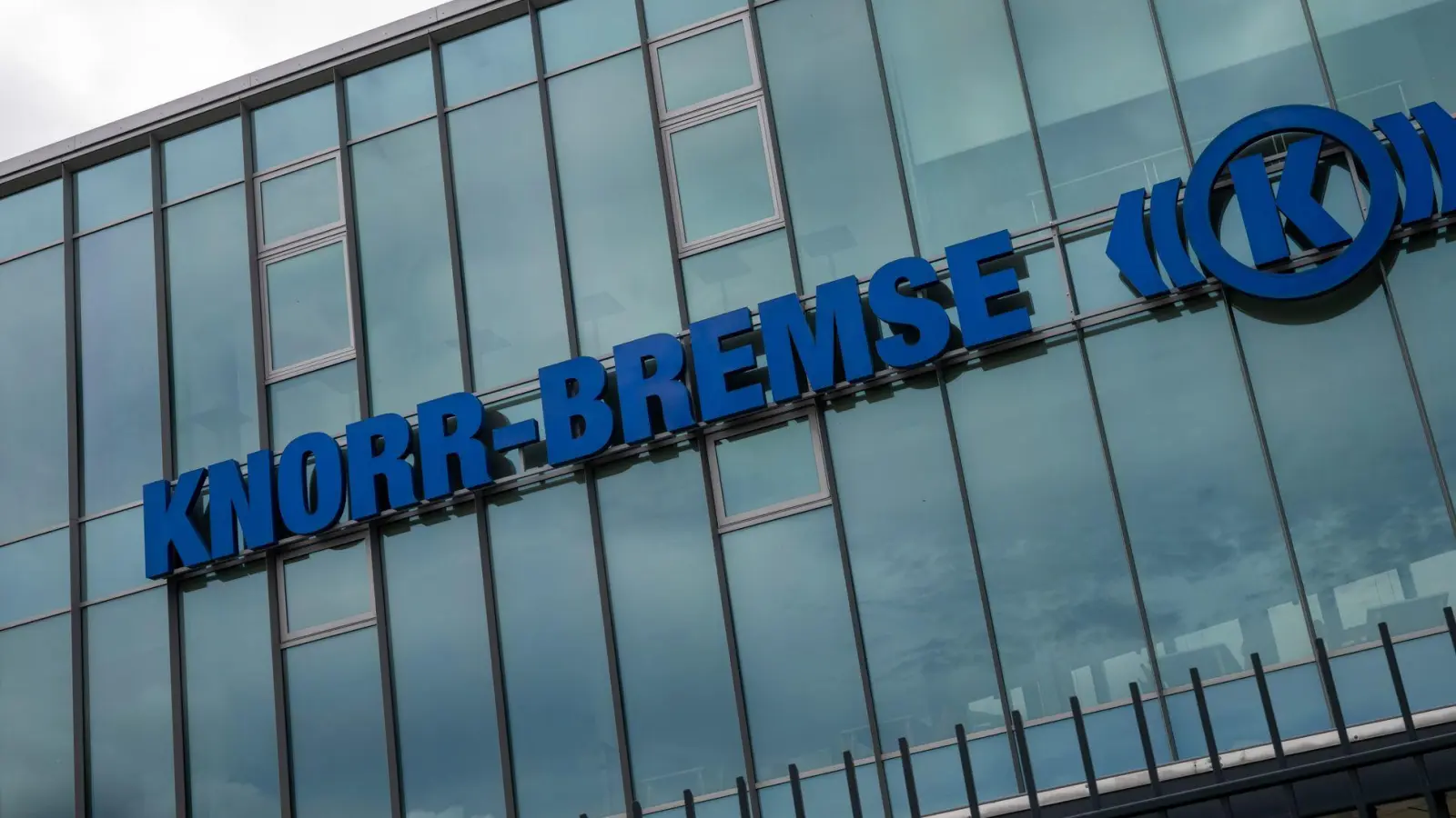 Der Münchner Zulieferer für Züge und Lastwagen hat 2025 mehr verdient. (Archivbild) (Foto: Peter Kneffel/dpa)