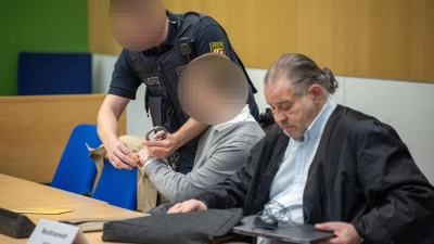 Anwalt Völker kündigt für später eine Erklärung zur Sache an. (Foto: Harald Tittel/dpa)