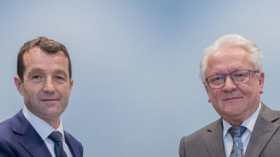 Gute Laune nach der Unterschrift: Indra-Chef Ángel Escribano und Rheinmetall-Chef Armin Papperger. (Foto: Rolf Vennenbernd/dpa)