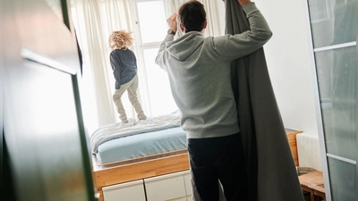 Ein Team bilden: Partnerschaften profitieren davon, wenn beide Partner Verantwortung teilen und sich gegenseitig unterstützen. (Foto: Annette Riedl/dpa/dpa-tmn)
