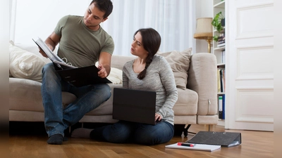 Er überweist Miete an sie. Muss sie diese Einnahmen gegenüber dem Finanzamt erklären? (Foto: Christin Klose/dpa-tmn)