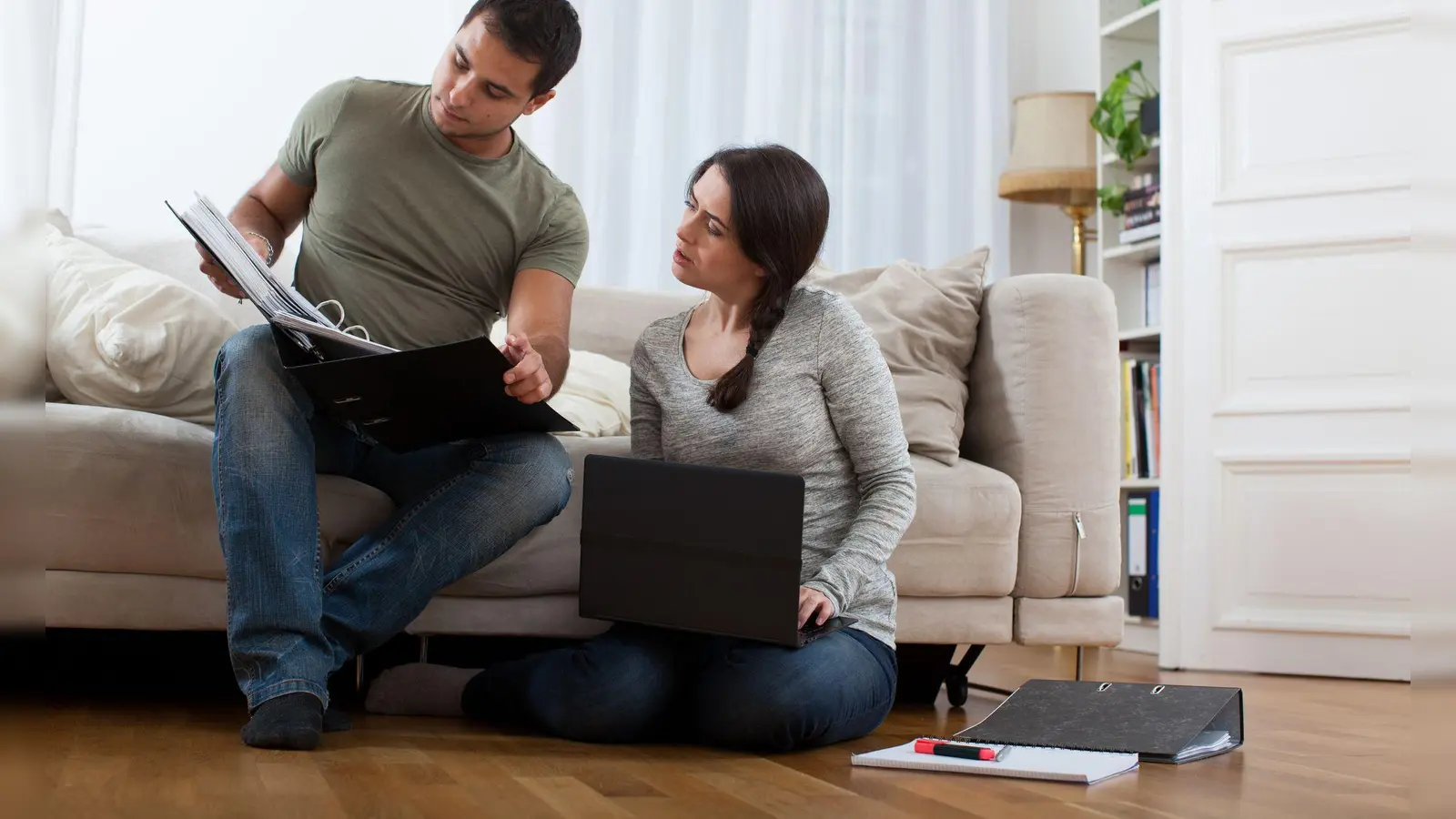 Er überweist Miete an sie. Muss sie diese Einnahmen gegenüber dem Finanzamt erklären? (Foto: Christin Klose/dpa-tmn)