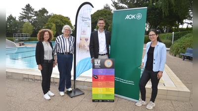 Martin Soldner (Zweiter von rechts) von der AOK Mittelfranken überreichte an Mönchsroths Bürgermeisterin Franziska Mattmann (rechts) die UV-Index-Tafel für das Limesfreibad, mit dabei als Kooperationspartner waren Julia Fälschle (links) vom Gesundheitsamt Ansbach und Karin Zelinsky von der Gesundheitsregion Plus des Landkreises Ansbach und Stadt Ansbach. (Foto: Peter Tippl)