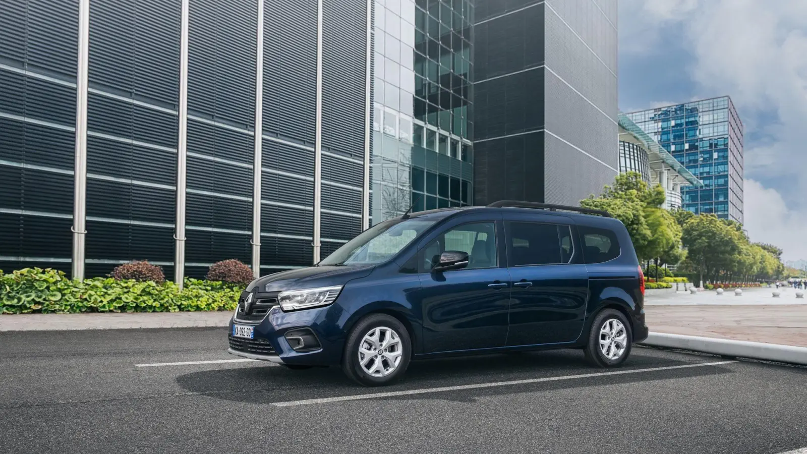 Der Grand Kangoo misst knapp 5 Meter - und bietet damit Platz für eine dritte Sitzreihe. (Foto: Renault/dpa-tmn)