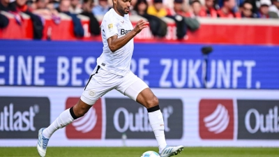 Der FC Bayern hat offenbar Jonathan Tah ein Angebot unterbreitet. (Foto: Harry Langer/dpa)