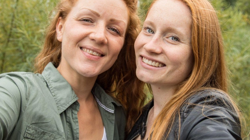 Aus den Augen verloren und nach Jahren wiedergefunden. Es klappt in rund jedem dritten Fall, dass man eine alte Freundschaft wiederbelebt, so der Test eines Freundschaftsexperten.  (Foto: Christin Klose/dpa-tmn)