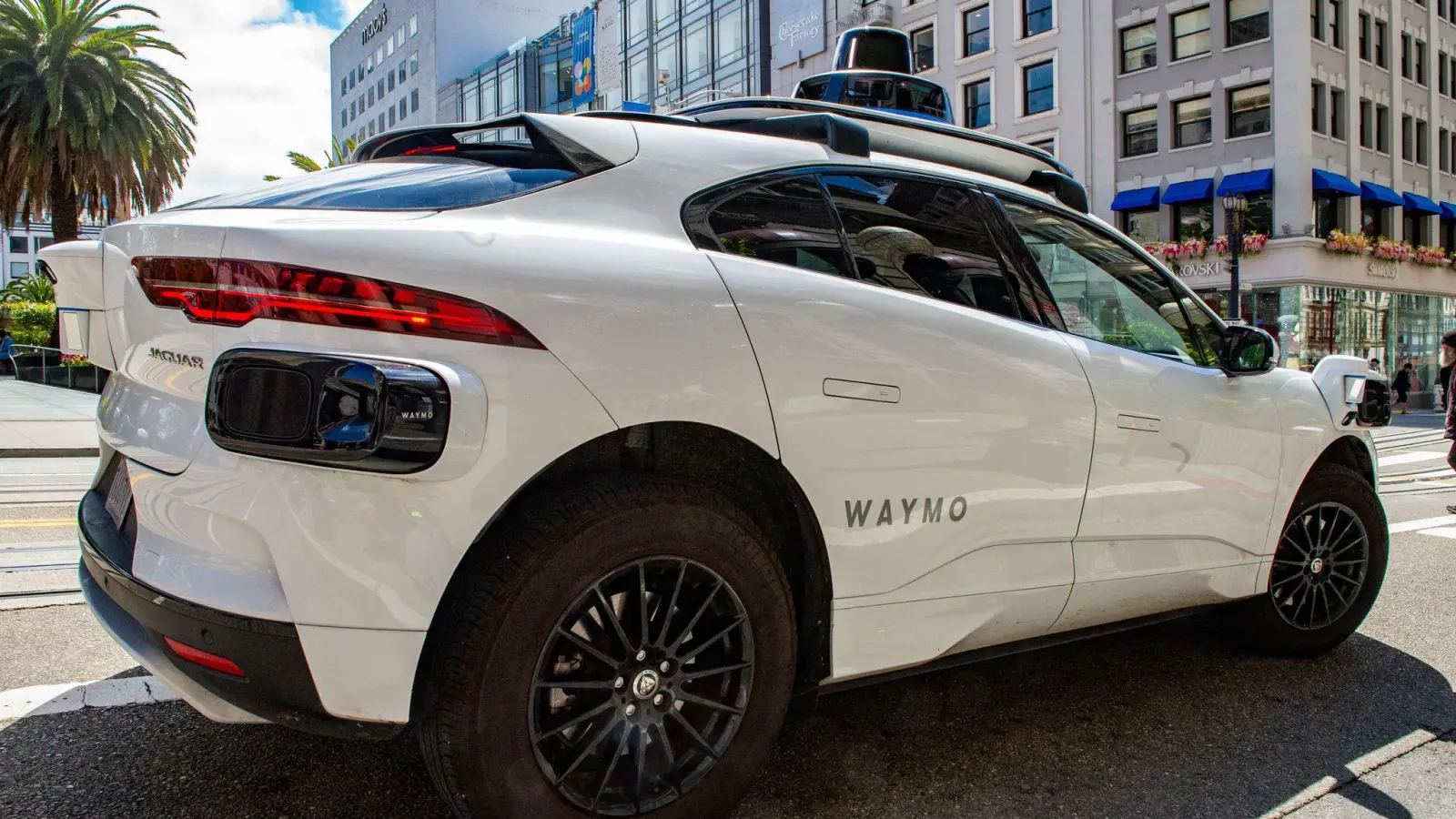 Wenn Fahrgäste die Tür eines der aktuellen Robotaxis von Waymo offenlassen, ist das selbstfahrende Autos oft hilflos. (Archivbild)  (Foto: Andrej Sokolow/dpa)
