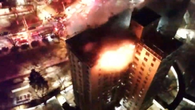 Angaben zur Brandursache oder möglichen Opfern gab es zunächst nicht.  (Foto: Uncredited/New York City Fire Department/AP/dpa)