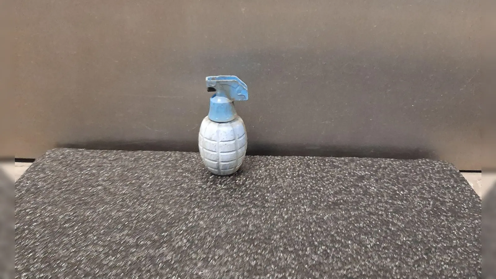 Die handgranatenähnliche Wasserspritzpistole fand ein Zeuge in den Gleisen am Bahnhof Moosburg. (Foto: -/Bundespolizei/dpa)