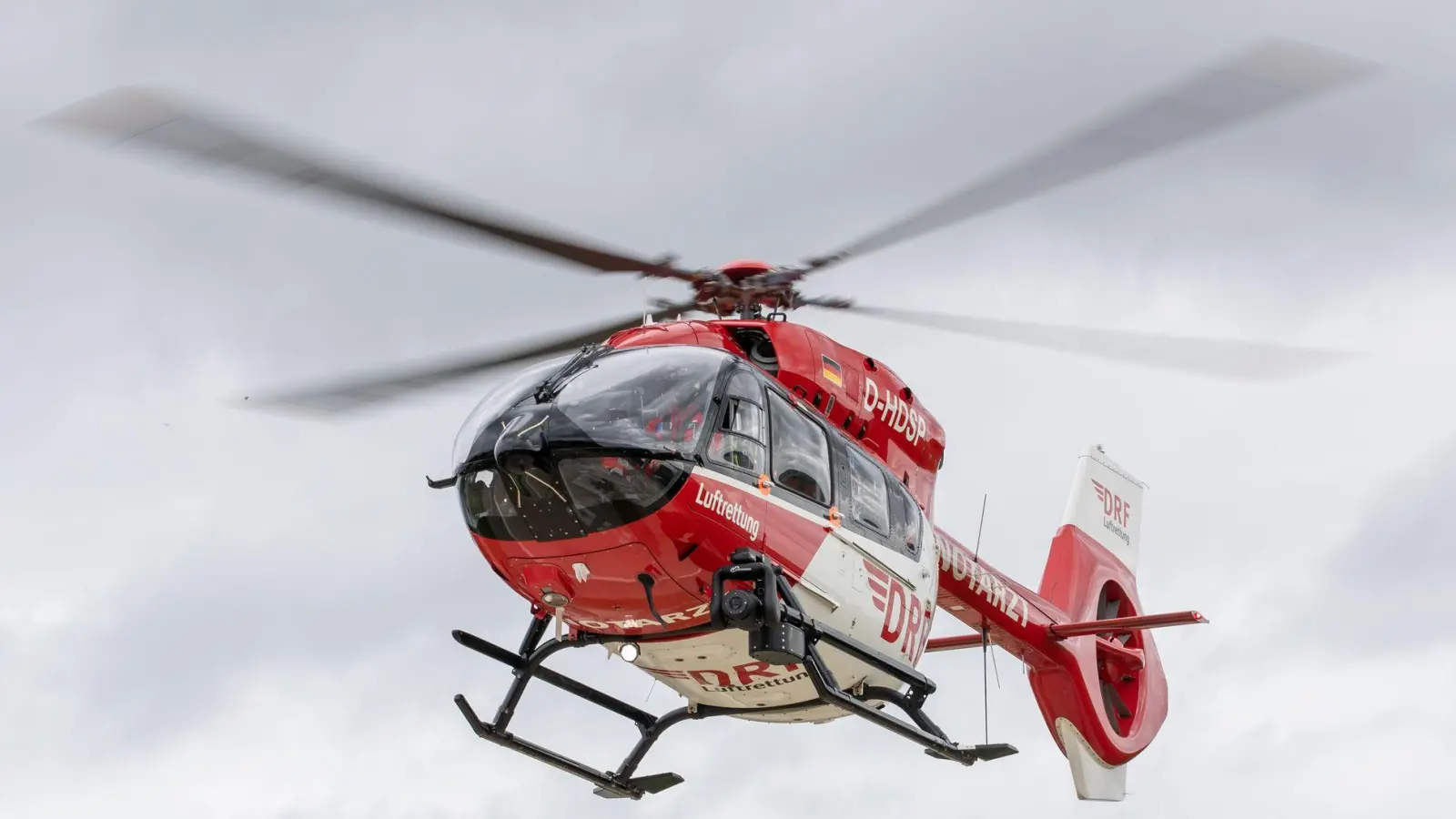 Der 77-Jährige wurde nach der Verpuffung mit einem Rettungshubschrauber in eine Klinik gebracht. (Symbolbild) (Foto: Daniel Karmann/dpa)