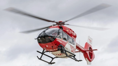 Ein Pedelec-Fahrer und eine E-Bike-Fahrerin wurden nach Unfällen ins Krankenhaus gebracht.  (Symbolbild: Daniel Karmann/dpa)