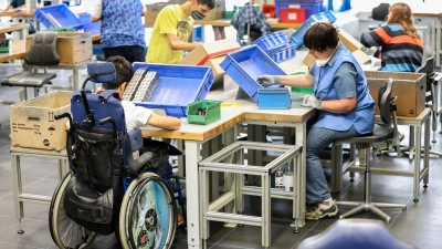 Die Zahl der schwerbehinderten Beschäftigten ist im Jahr 2024 in Deutschland erneut gestiegen (Archivbild).  (Foto: Jan Woitas/dpa-Zentralbild/dpa)