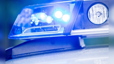 Bei Schnee und Glätte soll langsamer gefahren werden, appelliert die Polizei. (Symbolbild) (Foto: Lino Mirgeler/dpa)