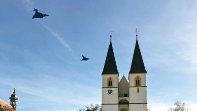 Auf unserer Fotomontage ist die Relation zwischen den 174 Meter hoch fliegenden Eurofightern und den rund 50 Meter hohen Türmen der Stiftsbasilika berücksichtigt. (Fotomontage: FLZ)